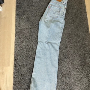 LEVIS ribcage wide leg - Jättefina vida jeans från Levis i storlek 26/32, säljer då det tyvärr blivit för stora! De är i så bra skick, lite smuts längst ner men det är enkelt att tvätta!💜💜💜 kan även skickas med post! 