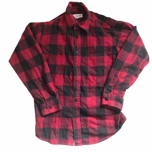 Röd flanellskjorta skogshuggarskjorta  - Säljer denna fina skjorta i storlek m. Unisex! Sitter snyggt oversize på mig med S. 