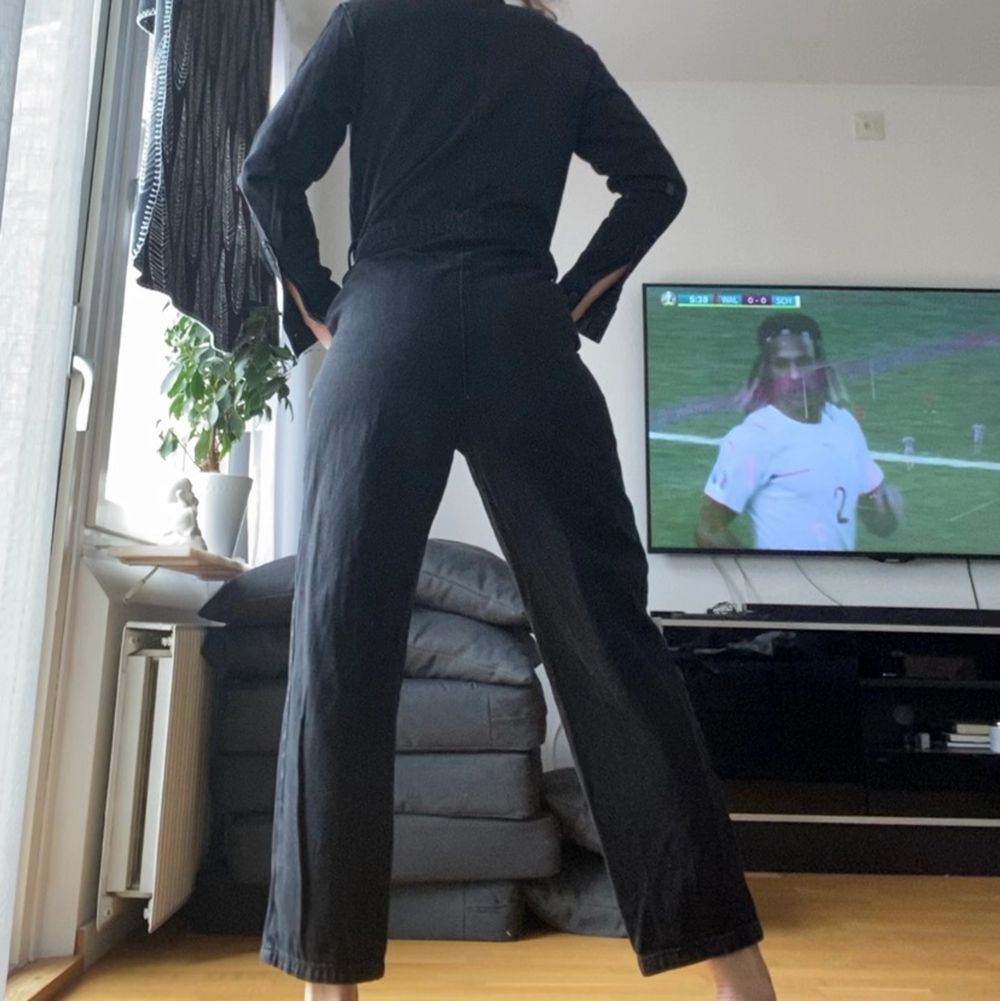 As snygg svart jumpsuit! Sliten i färgen och är en oversize 36a i storleken🌟 jeans material💕💕 jag är 168🪅. Jeans & Byxor.