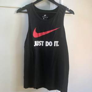 Svart linne från Nike -”The Nike Tee”  Knappt använd och inga skavanker