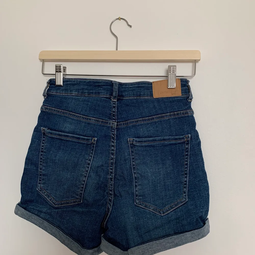 Jeans skjorts från Gina Tricot , väldigt bekväma och går att vika ned ca 3 cm om man vill ha dem lite längre ⚡️. Shorts.