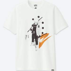 En vit t-shirt från UNIQLO med tryck av karaktären Naruto från serien / anime Naruto. Den är använd ca 2-3 gånger och är materialet är väldigt mjukt och bekvämt :) Tar bara shipping och frakten står ni för också.