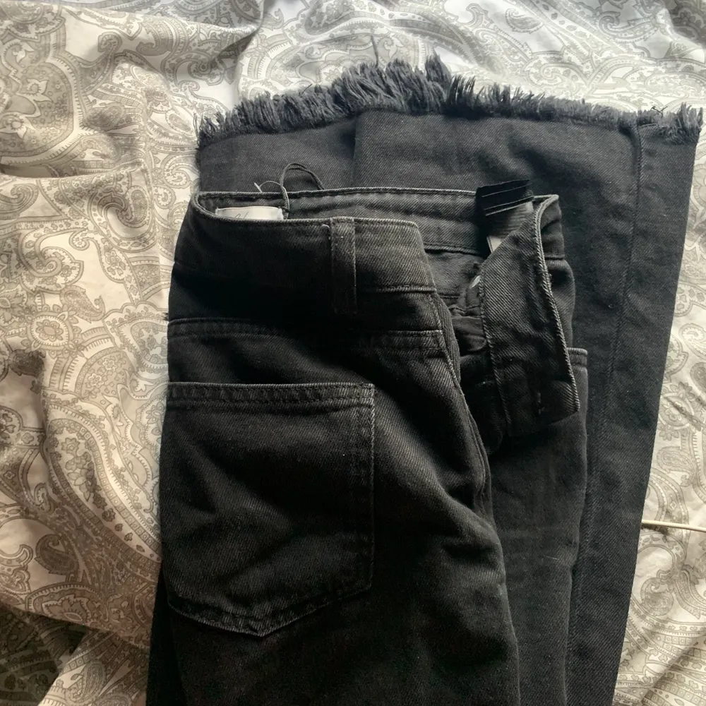 Svarta super snygga jeans med slits ifrån hanna schönberg x nakd. Passar inte riktig mig där av sällan använda. Alltså nyskick 😍! (Första & andra bilden är lånad från hemsidan) Storlek 38. . Jeans & Byxor.