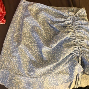 Kjol - Säljer då min fina nya kjol pgr utav att den var för liten. Så gott som ny. Supersöt