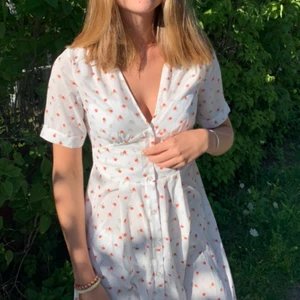 Blommig klänning 🌸🌸 - En sååå fin klänning som tyvärr blivit för liten för mig😥 köparen står för frakt på 66kr🥰