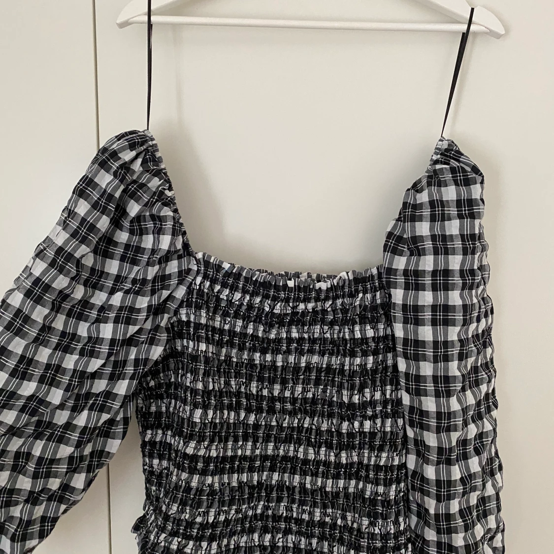 Svartvit topp med vida ärmar 🌿