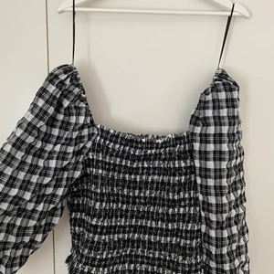 Svartvit topp med vida ärmar 🌿 - STORLEK: XL | SKICK: Använd | superfin svartvit topp med vida ärmar! Svårt att ge denna justice på bild. Väldigt stretchig! 