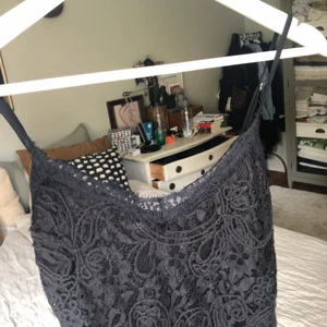 Spetsklänning - Svart spetsklänning, aldrig använd bara testad så i toppskick! 💖