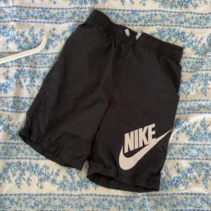 Svart Nike shorts, det står storlek L på de men de är väldigt små i storleken så passar nog storleken S 