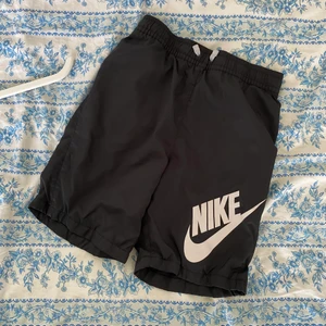 Nike shorts  - Svart Nike shorts, det står storlek L på de men de är väldigt små i storleken så passar nog storleken S 