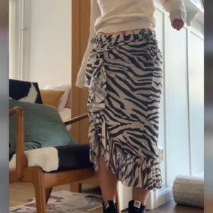 Mönstrad kjol - Jättefin kjol som tyvärr inte kommer till användning, går att ha på många sätt och är svinnajs till en färgglad topp!