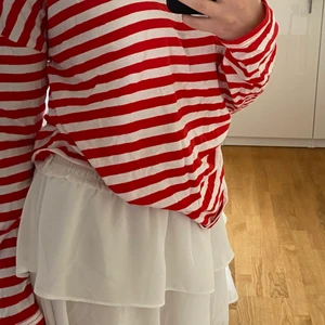 Långärmad tröja - Röd och vit randig tröja