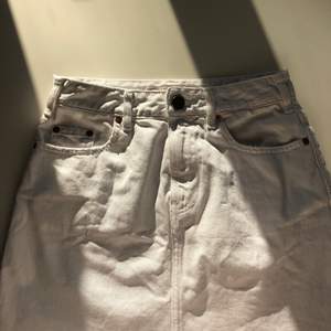Vit superdin jeans kjol från Asos. Bra skick och väldigt hållbart material för att vara asos! Inte särskilt använd. 