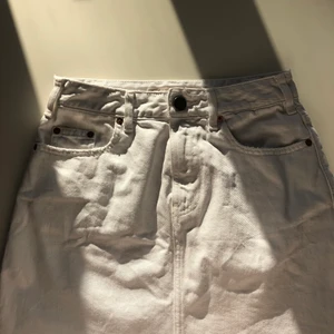 Vit kjol - Vit superdin jeans kjol från Asos. Bra skick och väldigt hållbart material för att vara asos! Inte särskilt använd. 