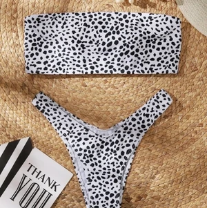 Bikini  - En jättefin bikini jag fick hem idag som tyvärr inte passade på mig. Den är i storlek S men skulle säga att den passar bättre på någon som i vanliga fall har XS.