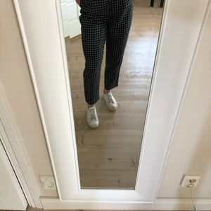 Rutiga kostymbyxor monki - Säljer dessa rutiga kostymbyxor. Har använt dom max 2 ggr så nästan som nya. Från monki i strl 38. Spårbarfrakt 66kr🤍🤍