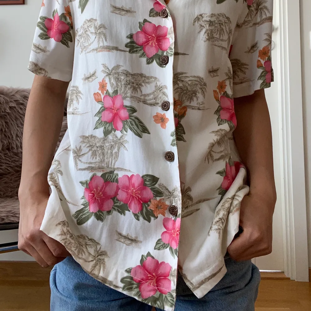 Somrig skjorta i gott skick köpt second hand på Flamingos Vintage i Barcelona. Sitter lite oversized på mig (160 cm) som brukar ha XS/S.. Skjortor.