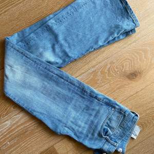 Bootcut jeans från Zara i storlek 38. Skavda nere vid sömmen av byxan (se bild 3) pga långa. Säljer då de ej passar mig längre. 