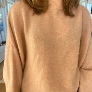 Tröja - Ljusrosa stickad tröja ifrån bikbok. Fint skick. Köparen står för frakt💞