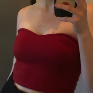 Crop top  - Röd crop top, finns ingen storlek på men skulle säga att den passar som en S. Använd ett fåtal gånger. 