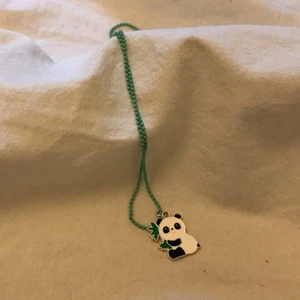 Panda halsband  - Ett jätte gulligt panda halsband som jag köpte på naturhistoriska riksmuseet för några år sedan. De är i ny skick, inga repor eller knutar. Hör av er för fler bilder!🐼