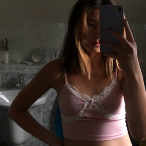 Topp  - Hej! Säljer denna helt nya topp jag aldrig använt. Säljer för 160kr och då ingår frakten. :)