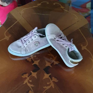 Åkt Michael kors skor  - Säljer min åkta Michael kors sneakers som är I bra skick då dem är användade och ha lite slitniger son man inte notisera och Passar 39_ 40 finns fler bilder och bud I kommenterna 