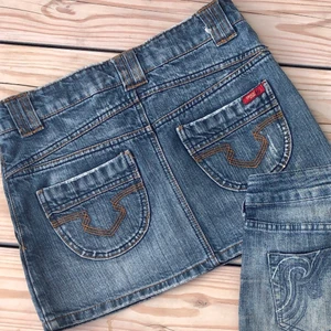 Y2k jeanskjol - Y2k-inspirerad kjol som är så cool!! Inte riktigt min stil dock tyvärr. Pris: 50+48kr frakt (eller 66kr om man vill ha spårbar). Bud är bindande så buda bara om du tänker köpa:)