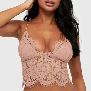 Spets Topp - Säljer denna vackra spets topp köpt från Nelly. Toppen är aldrig använd då jag råkade beställa i fel storlek. Den är i storlek small och köptes för 200kr. (Produkten finns inte kvar på Nelly) Det är bara att skriva vid frågor eller intresse!! 💗💗