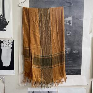Senapsgul scarf/halsduk med guldiga detaljer. Väldigt mjuk. 2 meter lång och 0.5 meter bred. 