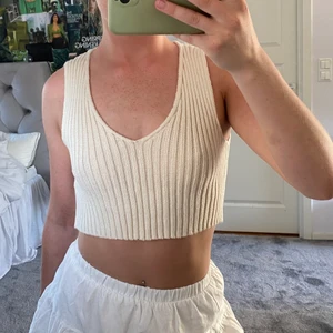 Linne - I stickat mjukt material, oanvänd. Köparen står för frakt, möts även i Stockholm C/Enskede. Passar mig som har S