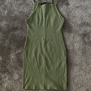 Grön klänning - Passar även XS då den är tajtare. Köparen står för frakt, möts även i Stockholm C/Enskede. 