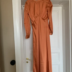 Silkesklänning - Säljer denna klänning från Asos. Aldrig använd, köpte den för 2 veckor sedan för lite över 500kr. Super fin! Storlek 38! 