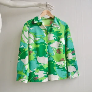 70-talsskjorta - Svincool skjorta från 70-talets texstilstad Borås. Saknar översta knappen och är lite nopprig på framsidan (se bild tre) men bra skick i övrigt!