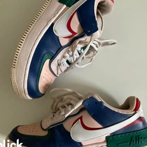 Airforce 1 - Skitsnygga airforce 1 i st 38 men passar även mig i st 39. Lånade bilder men jättefint skicka ( skriv för egna bilder ). Skorna är helt slutsålda överallt. Köp direkt för 500kr