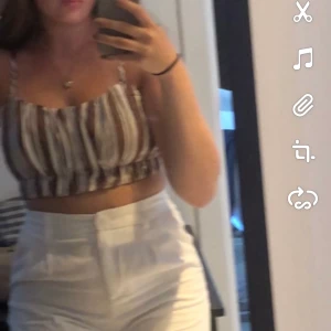 Brun topp - Säljer denna toppen från H&M, säljer den då jag inte får användning till den. Supersnygg till fest så som till vardags! Frakt tillkommer