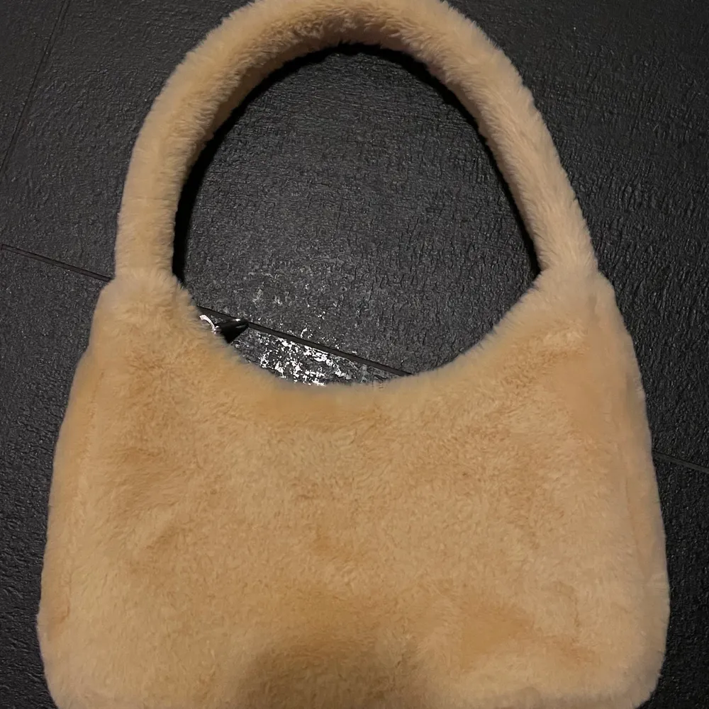 Säljer min gula fluffiga handväska som är perfekt för att kunna liva up outfits med, den är även endast använd 1-2 gånger🥰 väskan är från monki och är även slutsåld. Köpte den för 250kr och  därför är utropspriset 149 kr 💕💕. Väskor.