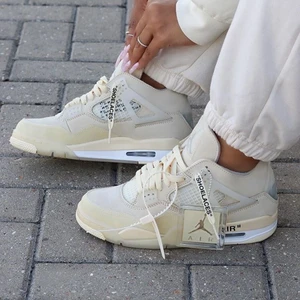 Nike Jordan  - Säljer dessa suuuper fina Nike Jordan x off white skor,vet dock inte om de är äkta, precis köpta men tyvärr så var de för små för mig som vanligtvis har strlk 36, och kan inte skicka tillbaka. Om flera är intresserade blir det budgivning, skriv privat vid fler bilder eller frågor💕 kommer inte sälja billigare! 