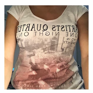 Y2k topp med grafiskt tryck - Skitball tisha med snyggt tryck☮️