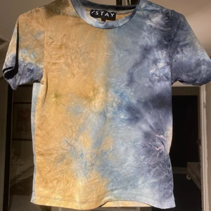 Tight t-shirt - Tight t-shirt i väldigt mjukt material som är köpt på carlings och bara använd ett par gånger. 