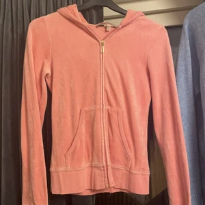 Juicy couture kofta - Jättefin kofta från juicy couture i rosa med stenar på ryggen💓 köparen står för frakten💓