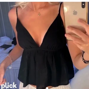 Populära bikbok linnet - Säljer nu mitt populära bikbok linne, bilden är lånad men linnet är precis som nytt. Säljer då den är lite för liten för mig. Skriv om du har några andra funderingar!💕