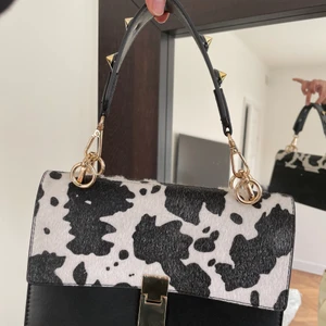 H&M väska  - En söt väska jag köpte från h&m för några år sen..aldrig använt, jätte bra skick. 