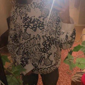 Svampbob hoodie  - Säljer denna spongebob hoodien från H&M. Sällan använd och bra skick. Strl XS är ganska oversized så skulle även passa S och M. Den är slutsåld överallt. Nypris 350 kr. Köparen står för frakt.💕