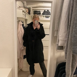 Teddykappa - Så mysig svart Teddykappa i storlek S, knappt använd. Köparen står för frakt 💓