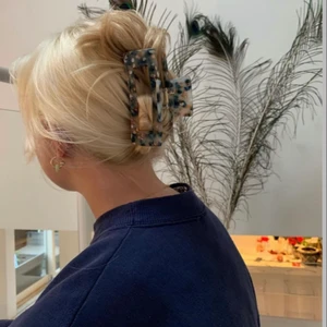 Hårklämmor - Mitt UF-företag säljer just nu hårklämmor! Det finns två olika storlekar (de sista bilden) den lilla kostar 79kr och den stora 99kr. Frakten tillkommer. ❤️ skriv antingen till mig eller på vår instagram @remode.uf