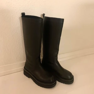 Höga boots/stövlar 39 - De kommer ifrån Zara, jättefint skick då de är använda endast en gång. Nypris 699kr. Storlek 39, skulle säga att de är lite stora i storleken! De är slutsålda på hemsidan.