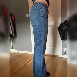 Lågmidjade Levis jeans  - Supersnygga Levis jeans som tyvärr var för korta på mig som är 171 cm 😫 (min kompis på bilden är cirka 168cm) midjemått: ca 39 cm innerbenslängd: 81 cm