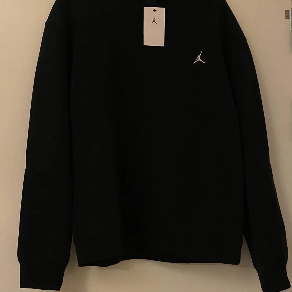 Säljer en helt ny Jordan sweatshirt i storlek L. Lappen är kvar. Pris 300kr. Tröjor & Koftor.