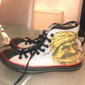 Rare Converse - Sailor Jerry x Converse skor med skitcoola tryck, storlek 43 men passar 42 lika bra (om man spänner åt). Köptes för ett tag sedan